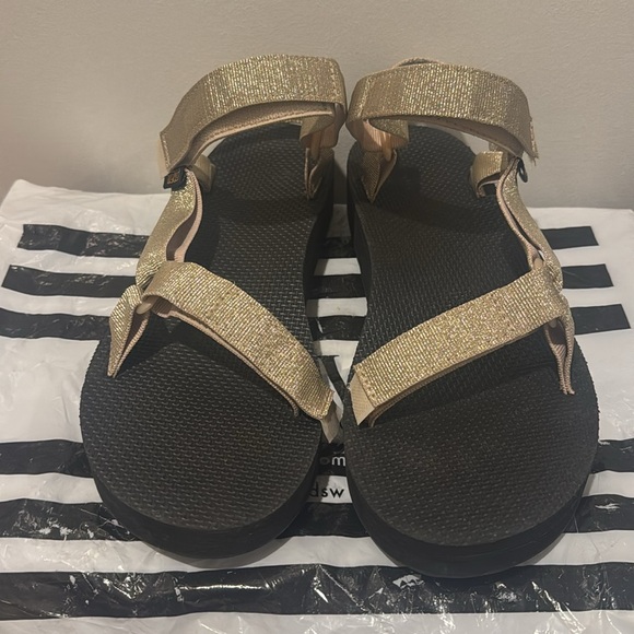 Rare Golden Teva Sandals Size 11. - Picture 3 of 4